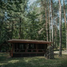 Forest Cabin - 50min od Warszawy، فندق في Wola Polska