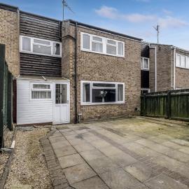 Spacious 4 Bedroom House private parking