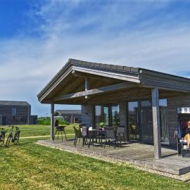 Gud Jard Lodge Nr 12 - Design-Ferienhaus mit exklusiver Ausstattung, hotel in Pellworm