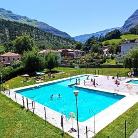 Casa Rugama con piscina de verano en el corazón de Cantabria, hotel u gradu 'Arredondo'