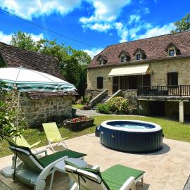 Superbe gîte à la campagne avec grand jardin et spa privé, hotel em Vernet-le-Bas