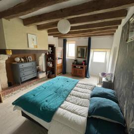 Le doux refuge, chambre chez l'habitant, près circuit du Mans, grand lit avec berceau ou lit bébé ou lit pliant en rajout, relais motard, Nespresso à disposition dans chambre