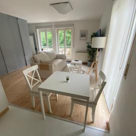 Stilvolles Apartment mit Balkon, Küche & Parkplatz - Waldstetten Zentrum, hotel a Waldstetten