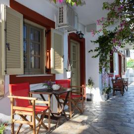 FLOWERS STUDIOS, hotel Szkálában