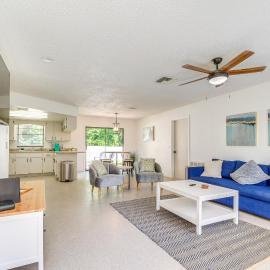2 Mi to State Parks! Crystal River Home w/ Yard, ξενοδοχείο σε Crystal River