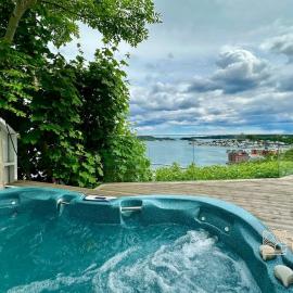 Villa in Kragerø with unique view, jacuzzi, boat space & outdoor kitchen, hotel en Kragerø
