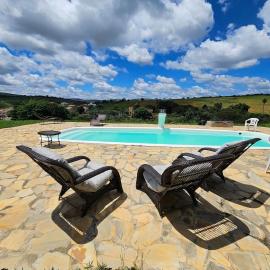 Chalés Vila Carrancas - Ao lado do centro com piscina, cozinha completa e muita tranquilidade, hotel di Carrancas