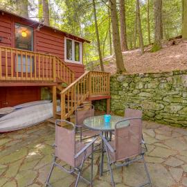 Rustic Berkshires Cottage at Lake Buel w/ Kayaks!, Hotel in New Marlborough