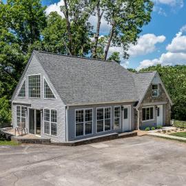 Tranquil Mountain Escape Luxurious 2 Bedroom 2 Bath Cottage on 9 Acres, hotel in Maryville