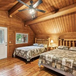 Lost Horse Lodge Double Queen Cabin 19 - PetsOK、Darbyのホテル