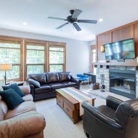 Les Eaux Tremblant - Luxury Chalet with Pool & Spa and AC, Hotel in Mont-Tremblant