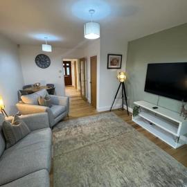 Church Court 2 Bed 55 Inch SKY TV Northampton Parking Contractor Accommodation, hotel a Earls Barton