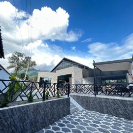 Luxury Milan Mountain Ponoramic Villa, indoor heated pool and jacuzzi with mountain view, Hotel in Qəbələ