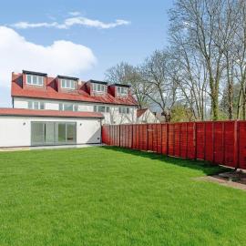 1 Orchard Farm Cottages Sleeps 10, Open plan Kitchen & Large Garden, hotel in East Grinstead