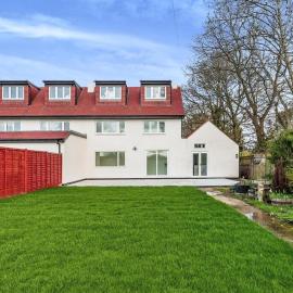 2 Orchard Farm Cottages, Sleeps 10, Large Garden, hotel in East Grinstead