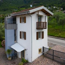 La Torretta, Casa indipendente con parcheggio in zona tranquilla ad Arco, hotelli kohteessa Arco