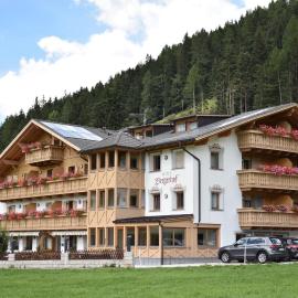 Almhotel Bergerhof, hotell i Sarntal