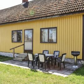 3 Bedroom Beautiful Home In Löttorp, hotel din Löttorp