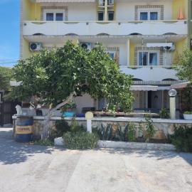 APARTMANI ALEN, hotel a Dinjiška