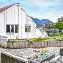 Stunning Apartment In Hebnes With House Sea View, hotel sa Hebnes