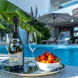 Luxury White Sails Villas with a Multi Sport Court and Sea View, hotel in Pinezici