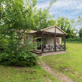 Camping Le Mont Libre - Cottage & espace nature - Gannat, хотел в Гана
