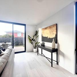 Elegant 4 Bedrooms Sanctuary in Bentleigh East, hotel in Carnegie