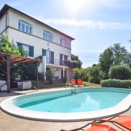 Cozy Home In Crespina Pi With Kitchen, hotel en Crespina