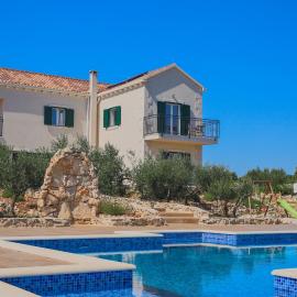 Villa Luisa für bis zu 8 Personen mit Pool, Klima, Grill, Tischtennis, Boccia, hotel v destinácii Pučišća