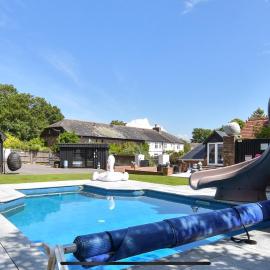 Barn Oasis heated pool Hot Tub, Bar games stay, Hotel in Deal