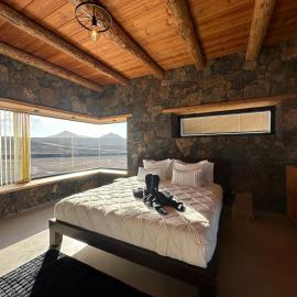 Casita Tahona con vistas de infarto al mar y volcanes con absoluta privacidad, hotel in Parque Holandes