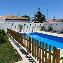 Fantástico chalet con piscina 2 km de la barrosa, hotel sa Chiclana de la Frontera