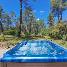 La Pinède de Venelles Jacuzzi privatif、ヴネルのホテル