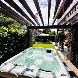 The Swiss Paradise 2 Apartment with Garden, Whirlpool, and Mountain Panorama, хотел в Wirzweli