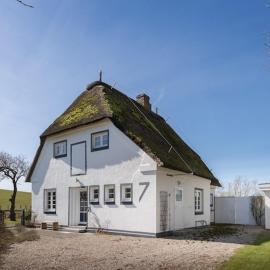 Romantisches Reetdachhaus, hotelli kohteessa Pellworm