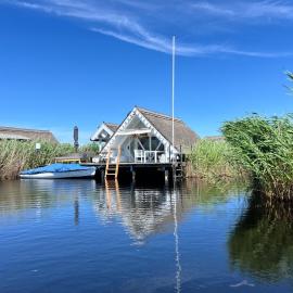Seehütte Neusiedlersee - Seehaus inklusive Elektroboot, Hotel in Rust
