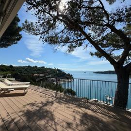 Exclusive designer apartment Facing Palmaria Island Spacious scenic terrace Bright Modern Interiors Fully equipped kitchen Air conditioning Private parking Up to 6 guests, hotel a Portovenere