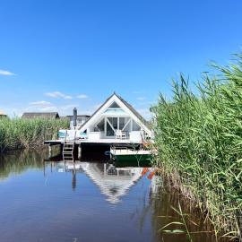 Seehütte Neusiedlersee "Strandhaus" inklusive Elektroboot, hotel en Rust