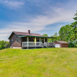 Rustic Cabin in West Danville w/ Deck & Fire Pit!, hotel a West Danville