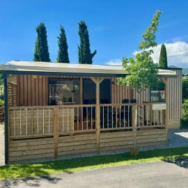 Estivo Premium Deluxe mobile homes on Camping Del Sole Village, hotel u gradu Iseo
