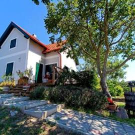 Panorámaház Lovason – hotel w mieście Lovas