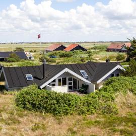 Three-Bedroom Holiday Home In Hvide Sande, hotelli kohteessa Bjerregård