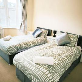 Modern 4 Bedroom Home, Sleeping 7, Perfect for Families and Professionals Book My Stay