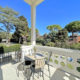 203 - Villa Fernanda - in centro a Numana, elegante bilocale in villa d'epoca con terrazzo privato - SPIAGGIA e NAVETTA WHITE BEACH CLUB OMAGGIO dal lun al ven dal 24-08, hotel in Sirolo