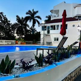 Falcon Oceanview 2br Condo-Airport Transportation Available-24-7Security, hotell i Montego Bay