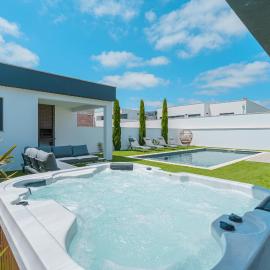 Villa Mauricio with jacuzzi and private swimming pool, hotel in Santa Barbara
