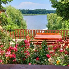 Vila Lacul Caldarusani、Grădişteaのホテル