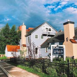 Fireside Inn & Hostel، فندق في بريكنريدج