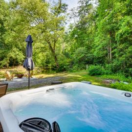 Luxury Creekside Cabin w/ Hot Tub, Near Helen!