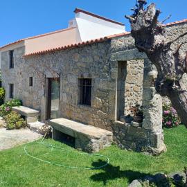 O Celeiro - Espaço Rural, hotel u gradu Tougues